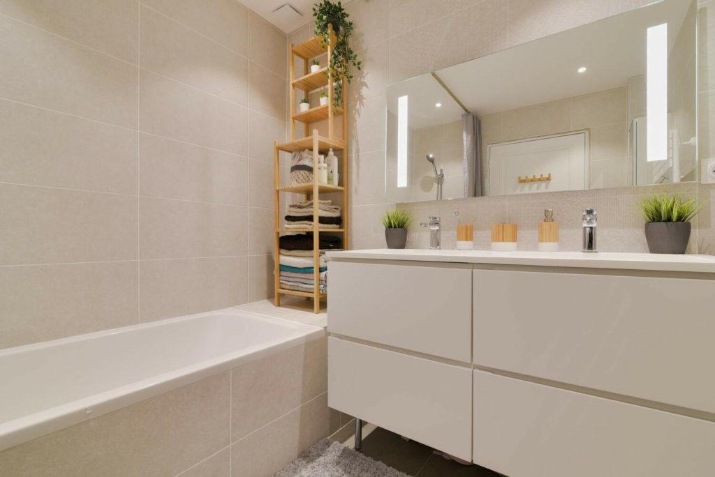 9bed12ee salle de bain beige moderne 1024x684